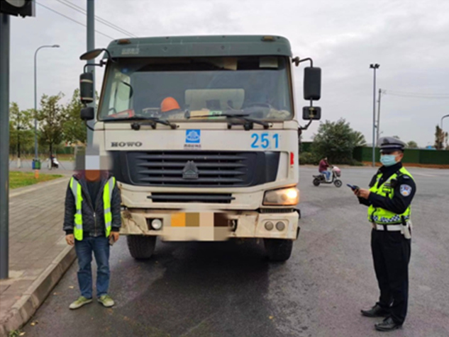 民警攔下的違法貨車。成都市交警六分局供圖