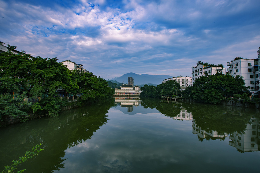 綠水環(huán)繞的沐川縣城。樂(lè)山市沐川生態(tài)環(huán)境局供圖