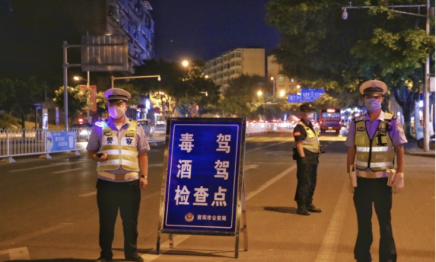 警員對(duì)過(guò)往車(chē)輛乘駕人員進(jìn)行嚴(yán)格檢查。資陽(yáng)市公安局禁毒支隊(duì)供圖