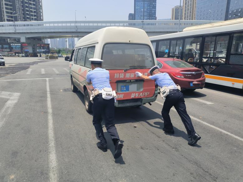 交警將故障車輛推行至安全地帶。成都交警五分局供圖