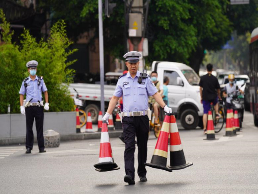 交警將錐形桶和交通標識標牌一一擺放到位。成都交警五分局供圖