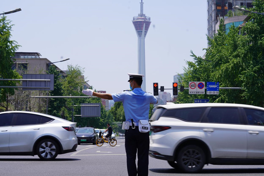 交警在烈日下指揮交通。成都交警五分局供圖