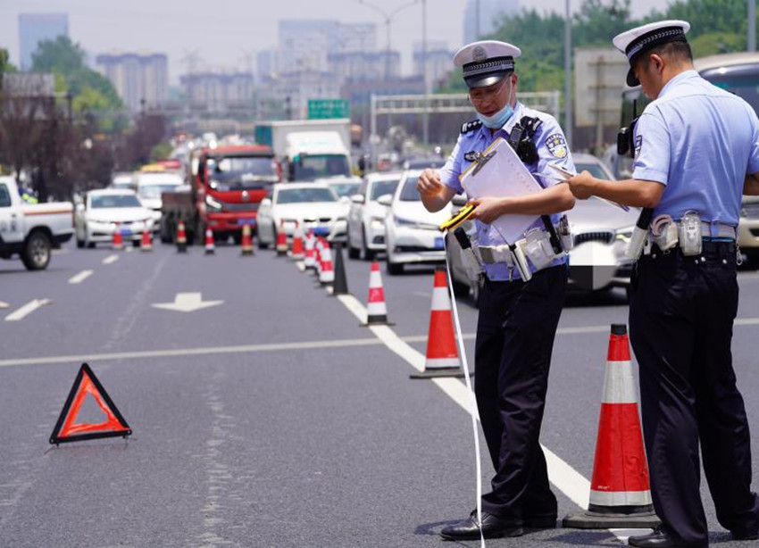 交警在事故現(xiàn)場維護交通秩序。成都交警五分局供圖