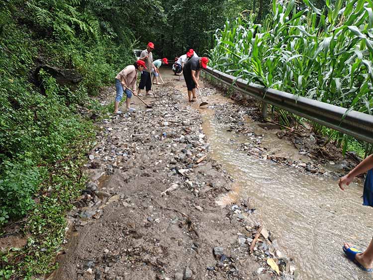 將道路上得礫石清除。青川縣融媒體中心供圖