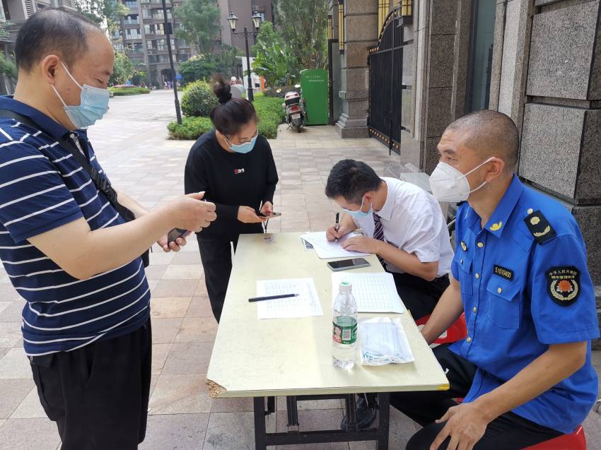 人員登記。成都市城市管理行政執(zhí)法總隊供圖