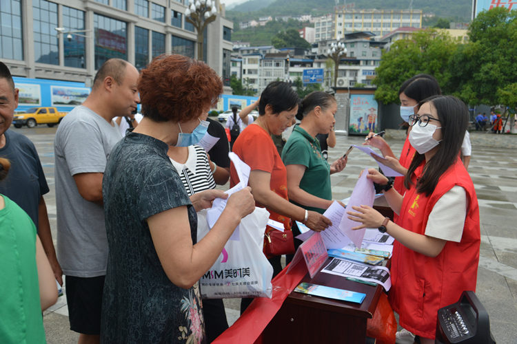 市民排隊(duì)領(lǐng)宣傳資料。朝天區(qū)融媒體中心供圖