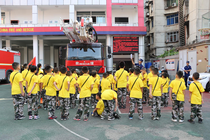 參觀消防隊(duì)站，了解各類(lèi)消防車(chē)的作用。雅安消防供圖