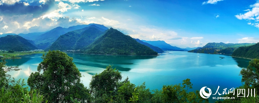 雷波旅游資源豐富，圖為全國(guó)第三大高山深水湖泊馬湖。楊琳攝