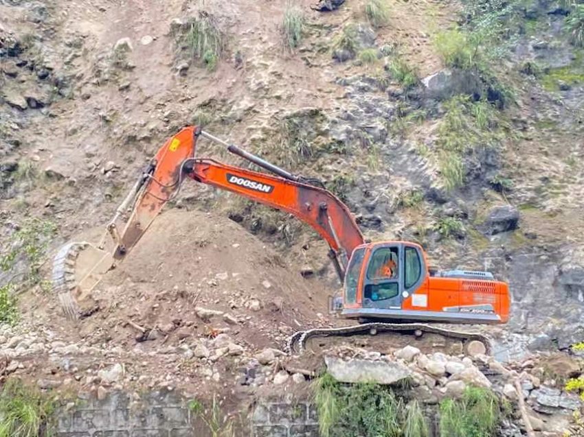 專業(yè)救援力量爭分奪秒搶通道路。中國安能集團供圖