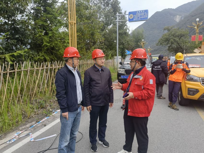 伍定聽取前線技術(shù)人員作工作匯報(bào)。四川省地質(zhì)局供圖