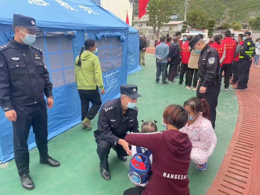 安置點(diǎn)民警幫助群眾解決困難。四川公安供圖