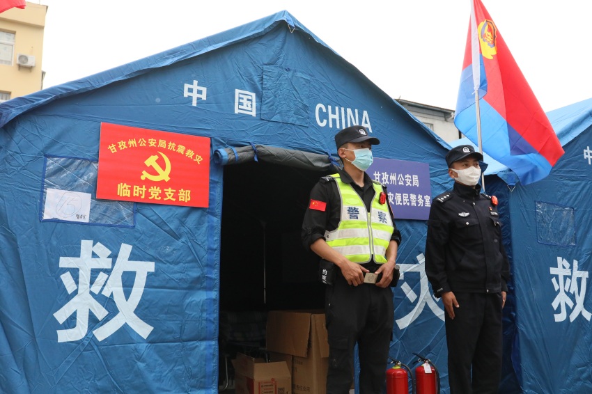 民警在臨時(shí)黨支部門前執(zhí)勤。甘孜公安供圖