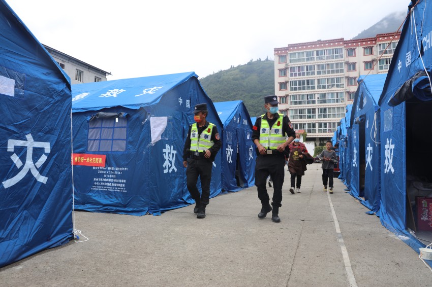 民警在安置點巡邏。甘孜公安供圖