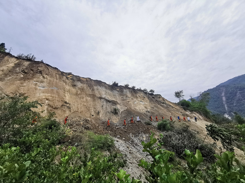 9月6日，翻山越嶺挺進(jìn)幸福村4。四川省消防救援總隊(duì)供圖