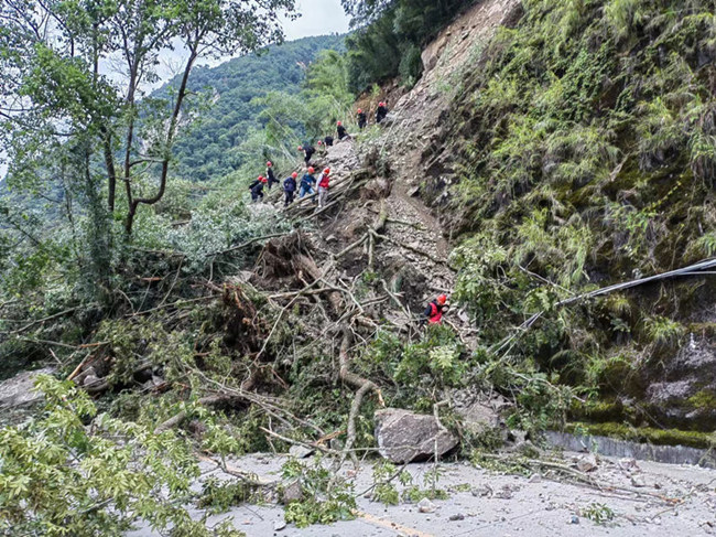 深入地震災(zāi)區(qū)進(jìn)行地質(zhì)災(zāi)害隱患排查的技術(shù)人員。受訪者供圖