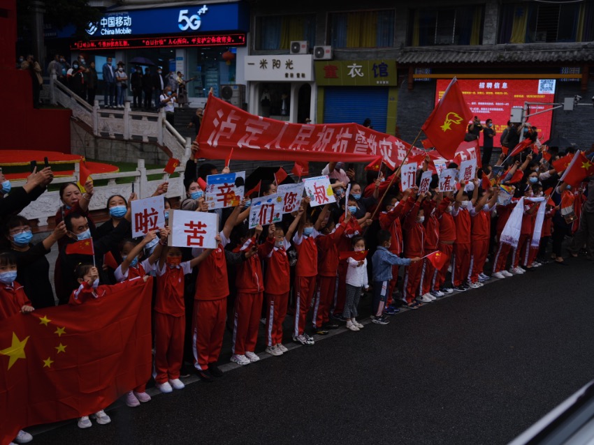 9月13日，瀘定縣，森林消防員撤離時(shí)受到當(dāng)?shù)鼐用駣A道相送。程雪力攝