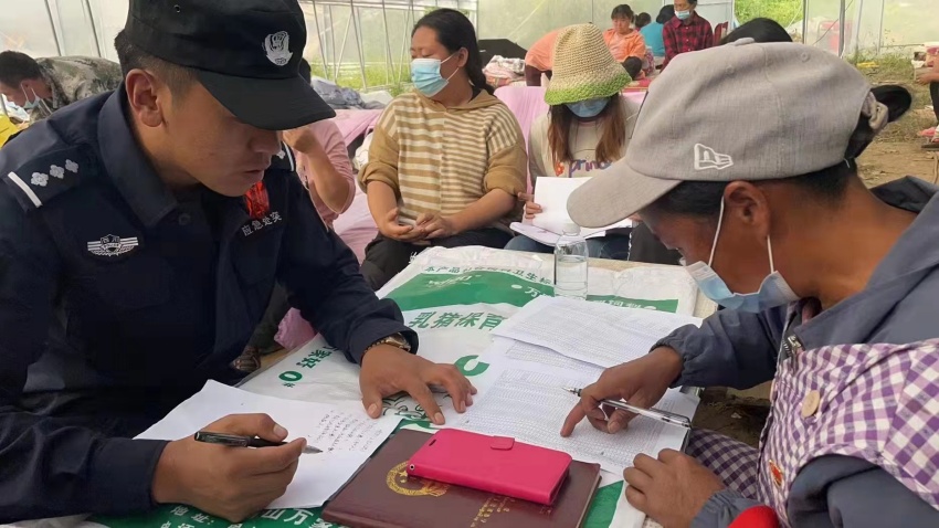 “懸崖”上的帳篷警務(wù)室守護群眾平安。甘孜公安供圖