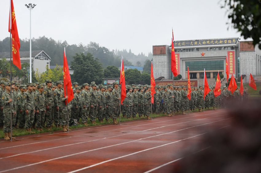 “開訓(xùn)典禮”現(xiàn)場。西部戰(zhàn)區(qū)陸軍某綜合訓(xùn)練基地供圖