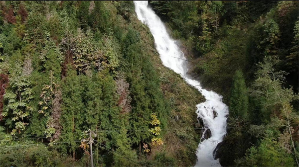 消失的“千年飛瀑”重現(xiàn)西嶺雪山。大邑縣委宣傳部供圖