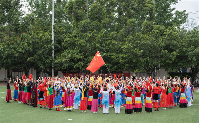 吉福社區(qū)各族群眾跳鍋莊慶祝建黨一百周年。成都市民宗局供圖