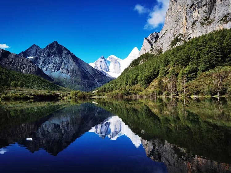 景區(qū)中的湖泊、雪山。稻城亞丁景區(qū)供圖