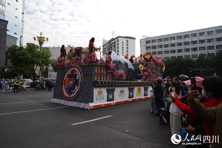 花車巡游現(xiàn)場。宋明攝