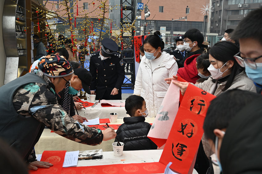 轄區(qū)書法家正在為市民寫春聯(lián)。成都市公安局金牛區(qū)分局供圖