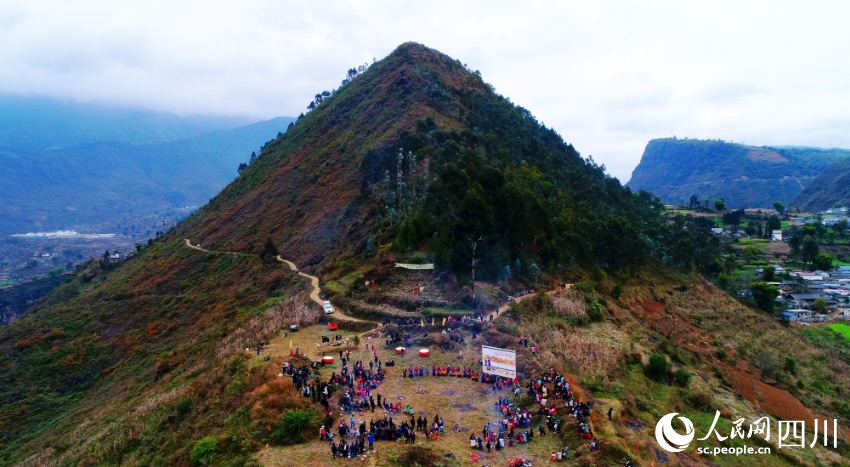 甘洛縣石海鄉(xiāng)布哈村，“圣山”吉日坡下的熱鬧彝族年。施建華攝