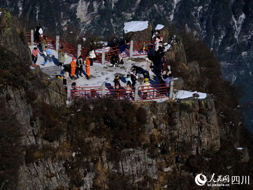 消防救援人員悉心提醒游客注意防火要求。程雪力攝