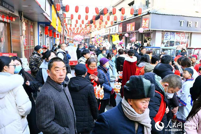 南華宮街，居民過年。江悅攝