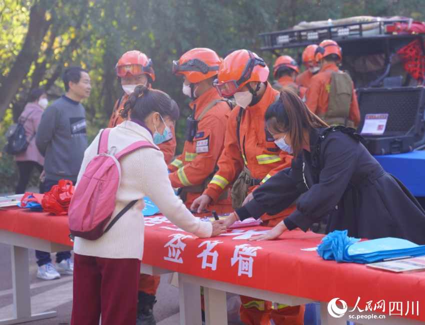 消防員王毅與妻子李樹會一同在執(zhí)勤崗位上工作。羊冉攝