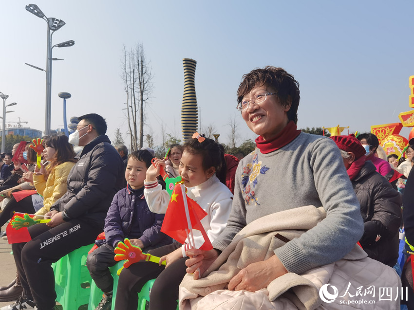 宜賓市高縣市民鄧甫明和孫女孫子在觀看表演。人民網(wǎng) 王洪江攝