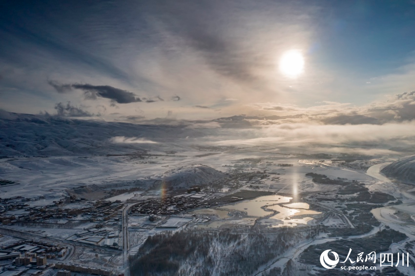 雪后銀裝素裹的甘孜縣。劉炳科攝