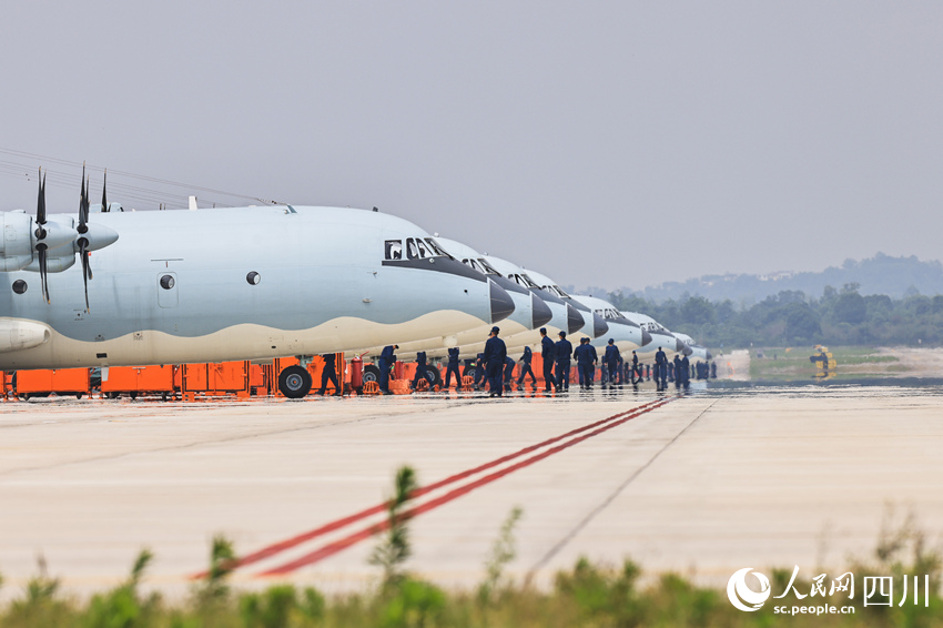 航空兵某部集群拉動前，機(jī)務(wù)人員進(jìn)行飛行前準(zhǔn)備。曾家齊攝