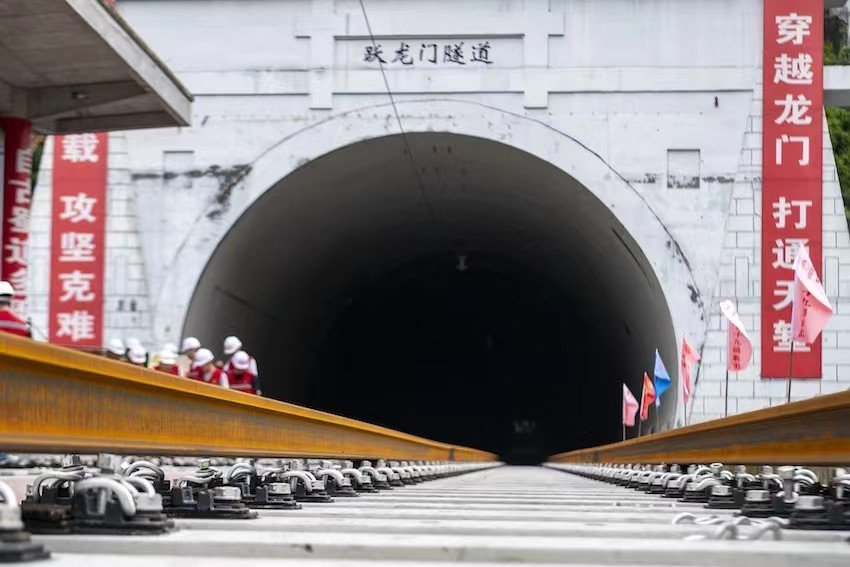 成蘭鐵路躍龍門隧道。成蘭公司供圖