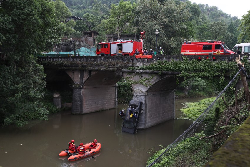 樂山消防與山岳救援大隊(duì)救援落水車輛和人員。四川省應(yīng)急管理廳供圖