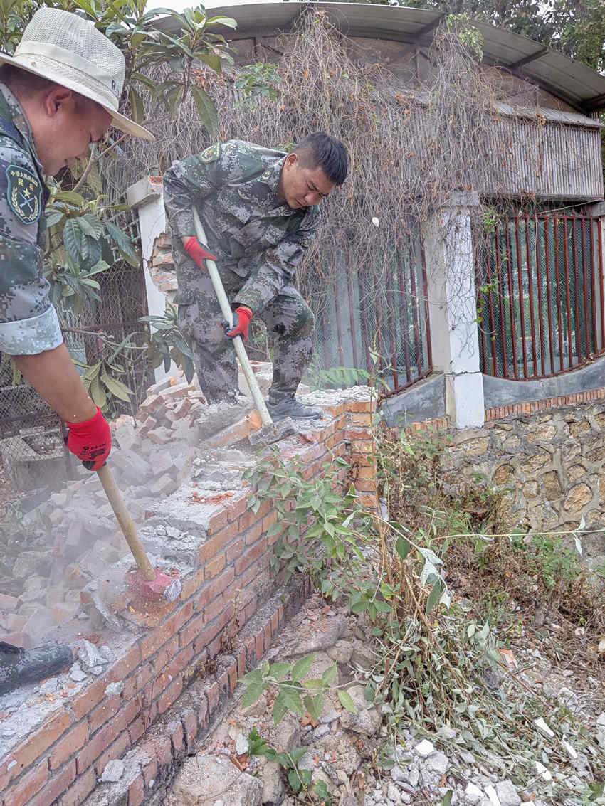 楊愛理（右一）在拆除危墻。陸軍第77集團軍某旅供圖