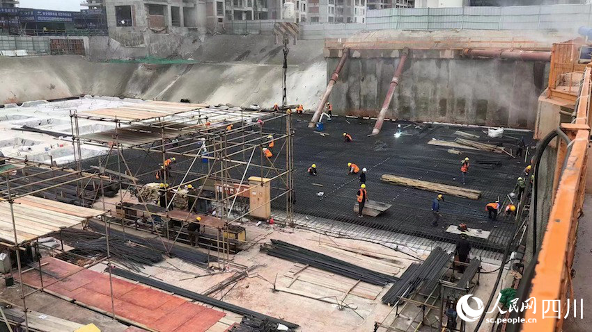 正在建設(shè)中的紫檀街地下停車場，建成后將提供230個停車位。人民網(wǎng)記者 郭瑩攝