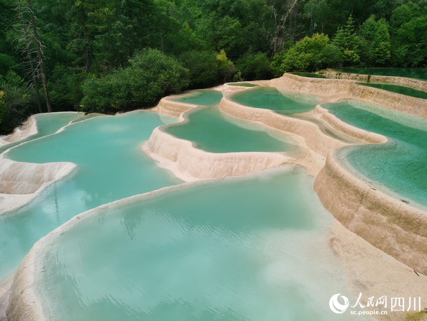 美麗的神仙池。人民網(wǎng) 劉海天攝