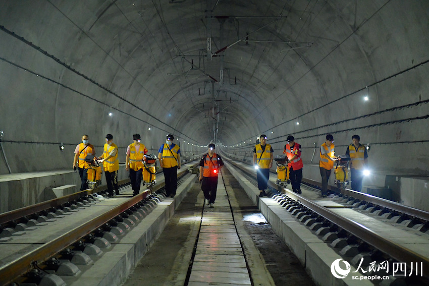 圖為成都高鐵工務(wù)段探傷工在成宜高鐵天府機(jī)場(chǎng)隧道檢查鋼軌。敬凡攝