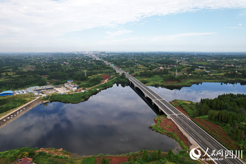 俯瞰新建成的內(nèi)（江）大（足）高速公路四川省內(nèi)江市東興區(qū)段。蘭自濤攝