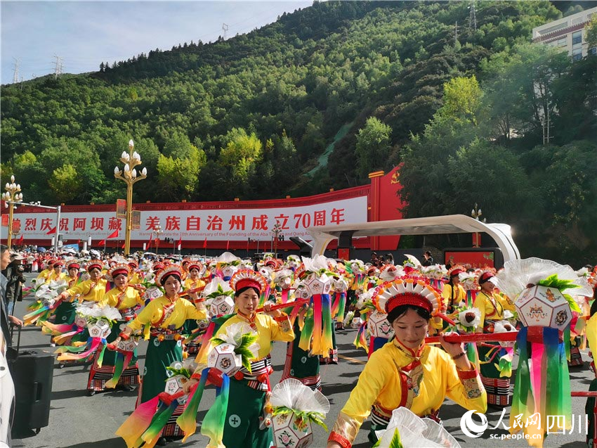 參加非遺巡游，展示文化自信。人民網(wǎng)記者 劉海天攝