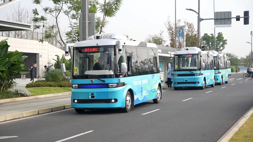 乘客可在站臺等候乘車。成都經(jīng)開區(qū)供圖