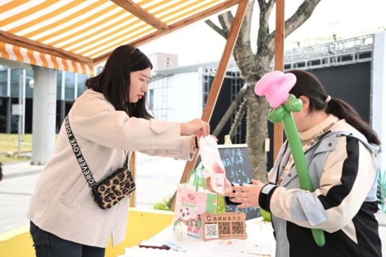 位于天府芙蓉園的武侯區(qū)“向陽而生”愛心集市攤位。成都市殘聯(lián)供圖