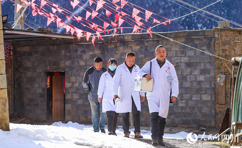 對口幫扶醫(yī)療小分隊行走在雪地里。劉學懿攝