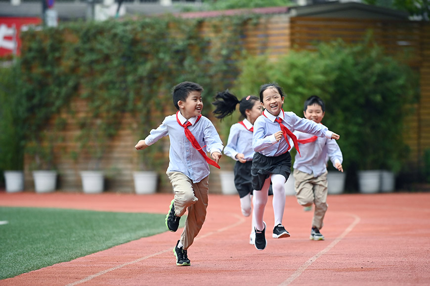 草堂小學小學的奔跑少年