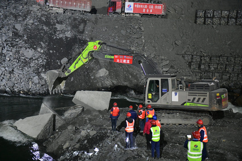 參建單位人員日夜奮戰(zhàn)。雅礱江公司供圖