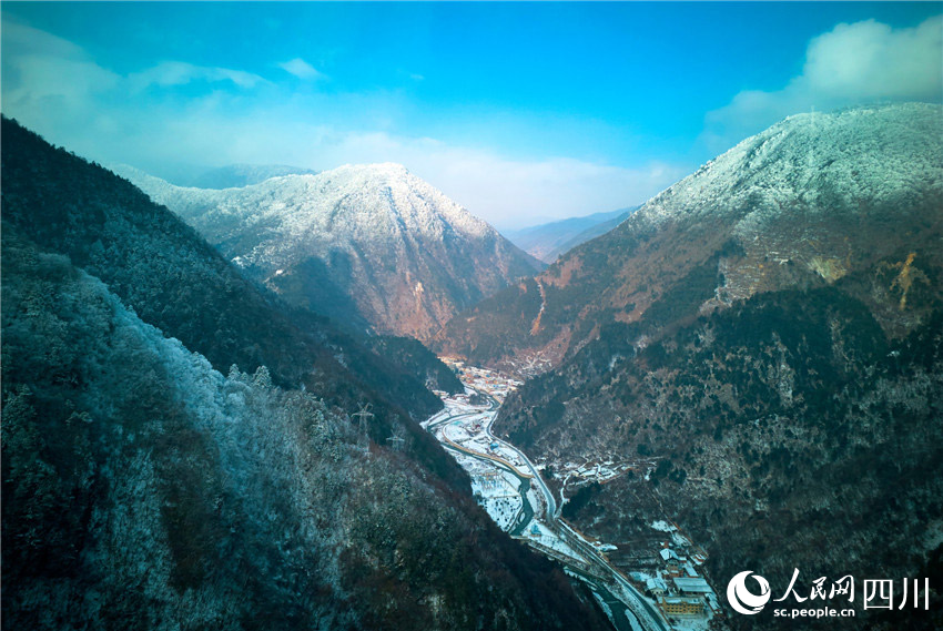 藍天、雪山、村寨相映生輝。胡宇攝