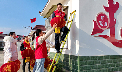    四川仁壽：黨員送上紅燈籠，群眾喜慶新春來(lái)      大紅燈籠高高掛，歡歡喜喜迎新年。春節(jié)臨近，代表著吉祥如意、幸福美滿的大紅燈籠高高掛起，不僅增添了傳統(tǒng)節(jié)日的喜慶氛圍，也寄托著群眾對(duì)未來(lái)的美好祝愿?！驹敿?xì)】    