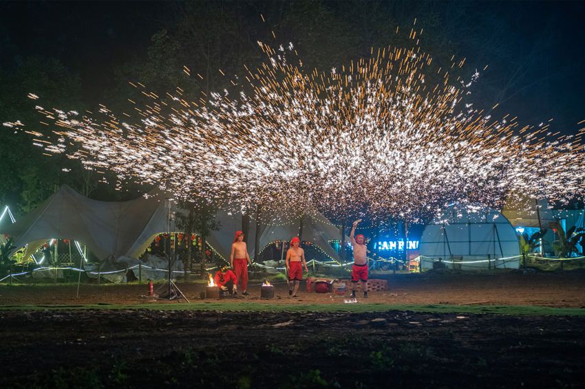 2月1日，傳統(tǒng)匠人在眉山市彭山區(qū)金燭村的萬(wàn)家水碾夜市為群眾表演國(guó)家級(jí)非遺“打鐵花”。翁光建攝